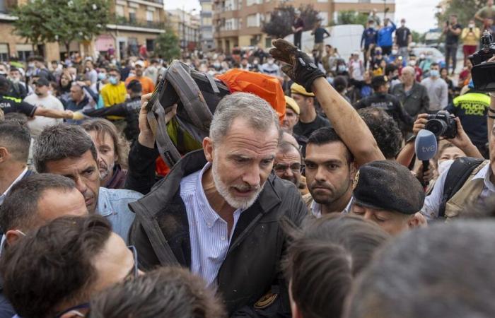 “Asesinos”: insultos y barro contra Felipe VI y Pedro Sánchez en Paiporta