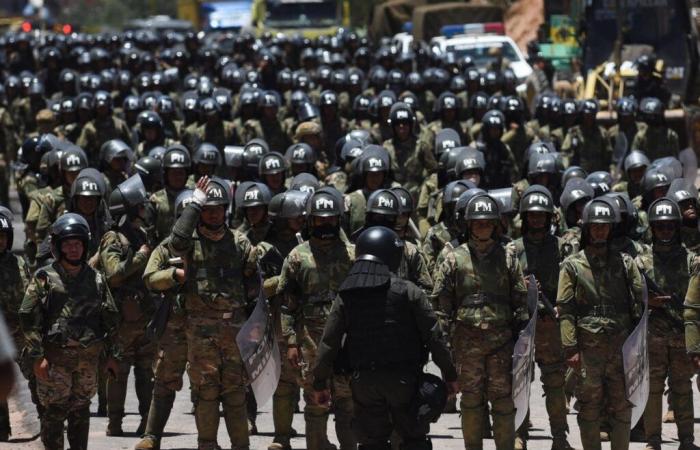 Más de doscientos militares retenidos por partidarios del expresidente Evo Morales, según las autoridades