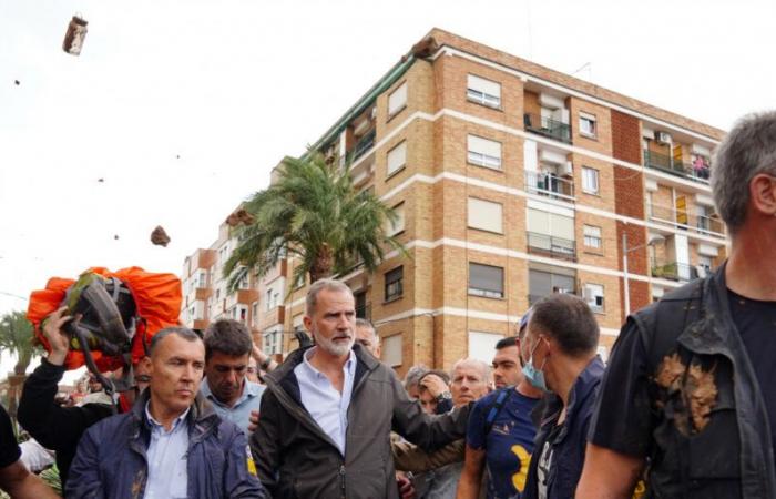 EN VIVO – España: el rey Felipe VI, abucheado e insultado, suspende su visita al sureste del país con la reina