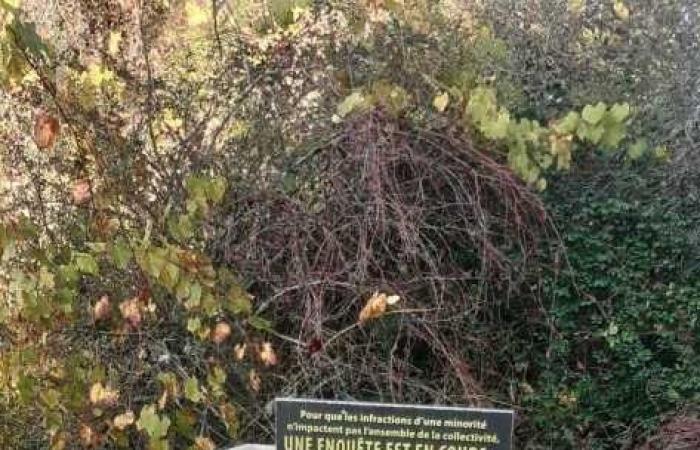 Lote. En Cressensac, coloca la basura frente al cartel de prohibición