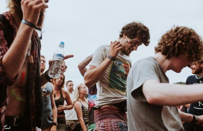 Una fiesta rave degenera entre fiesteros y viajeros, ocho personas evacuadas al hospital