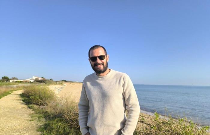 El actor y director Hugo Becker paseando por la Île de Ré.