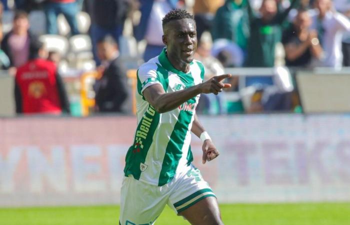 Alassane Ndao (Konyaspor) marca un contundente hat-trick ante el Başakşehir