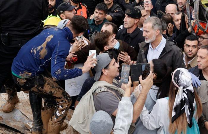 Gritos y lanzamiento de barro a los reyes, Sánchez y Mazón