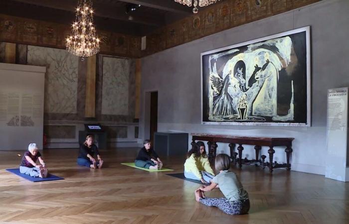 VÍDEO – Yoga en un museo entre cuadros maestros para cuidarse