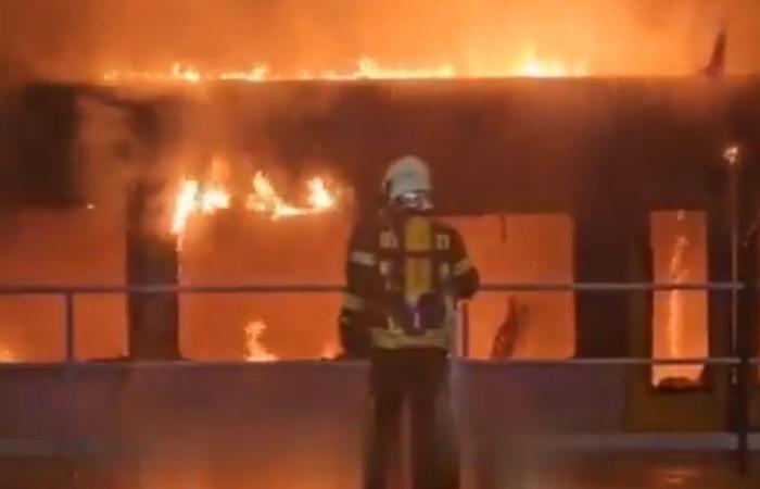 VIDEO. Un tren regional se incendia por completo en una estación: cinco pasajeros evacuados en el último momento en Berlín