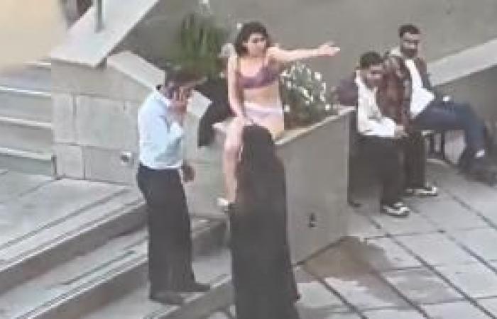 El vídeo de una estudiante iraní desnudándose frente a su universidad da la vuelta al mundo