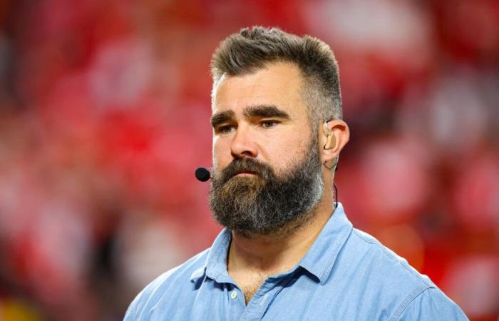 Jason Kelce rompe el teléfono de un fan que dirigió un insulto anti-gay a su hermano Travis