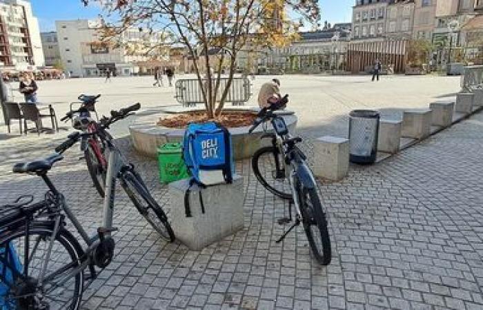 El municipio de Limoges emite una orden para prohibir a los repartidores de comidas a domicilio aparcar en el centro de la ciudad a determinadas horas