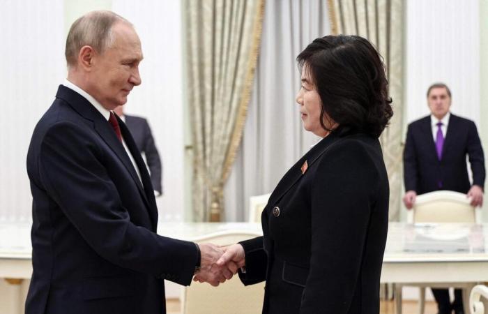 El jefe de la diplomacia norcoreana recibido en el Kremlin por Vladimir Putin.