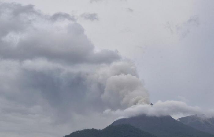 Una erupción volcánica en el este de Indonesia mata a diez personas