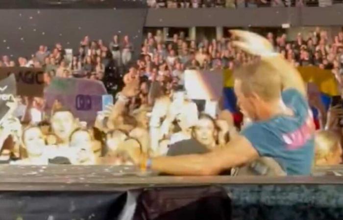 VÍDEO | Chris Martin cae por una trampilla en el escenario durante un concierto de Coldplay