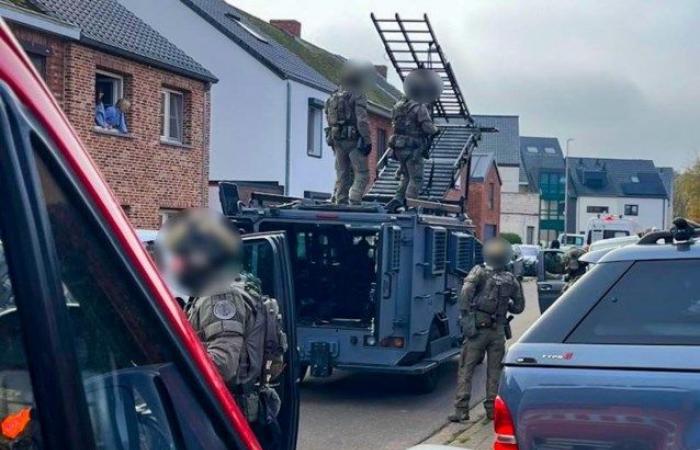 Situación de rehenes en Beringen: unidades especiales atacan y rescatan a un hombre (Beringen)