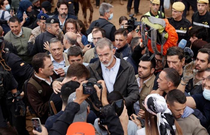 Tormenta en España: Rey en Valencia tirado con barro