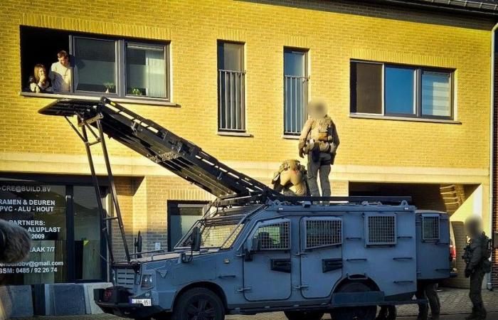 Situación de rehenes en Beringen: unidades especiales atacan y rescatan a un hombre (Beringen)