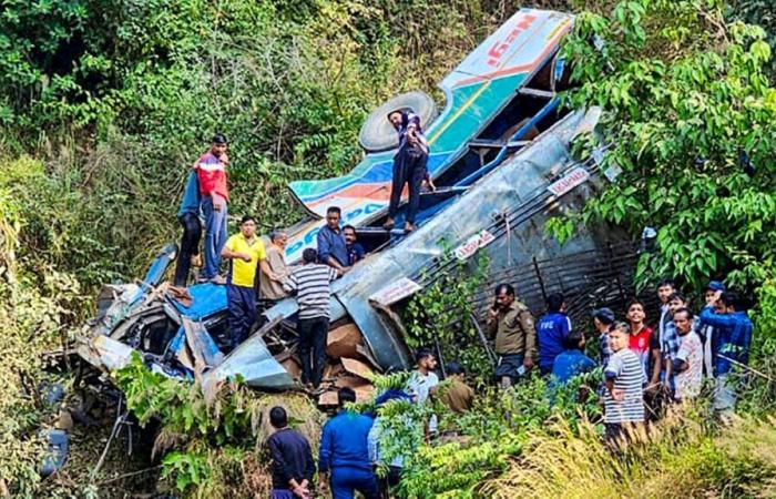 Un autobús cae a un desfiladero: al menos 36 muertos