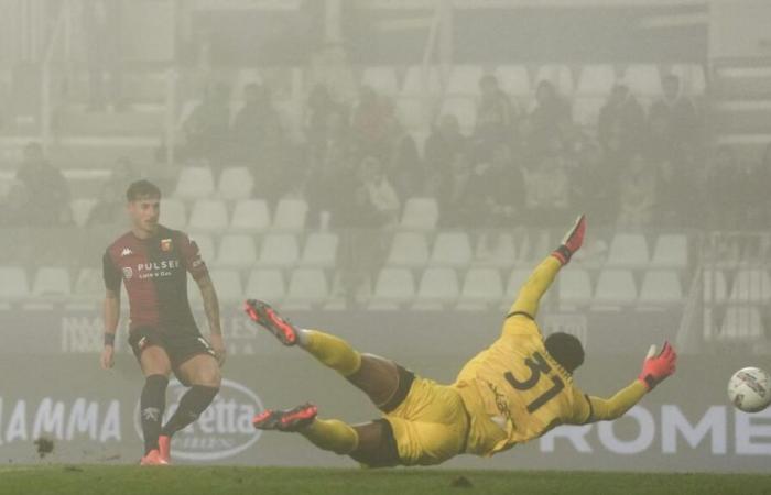 Parma-Génova 0-1: gol de Pinamonti, debut de Balotelli