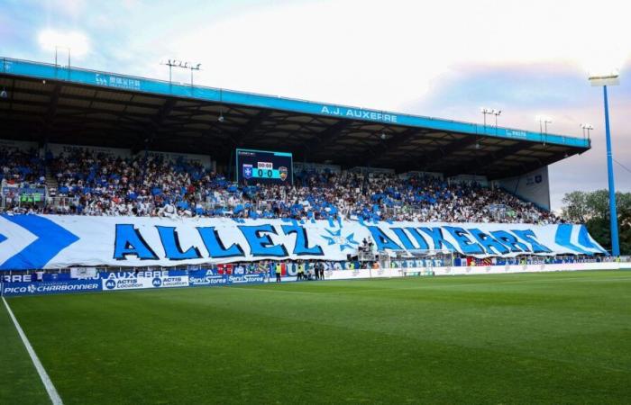 Un policía golpeado al margen del partido de fútbol Auxerre-Rennes, tres aficionados detenidos