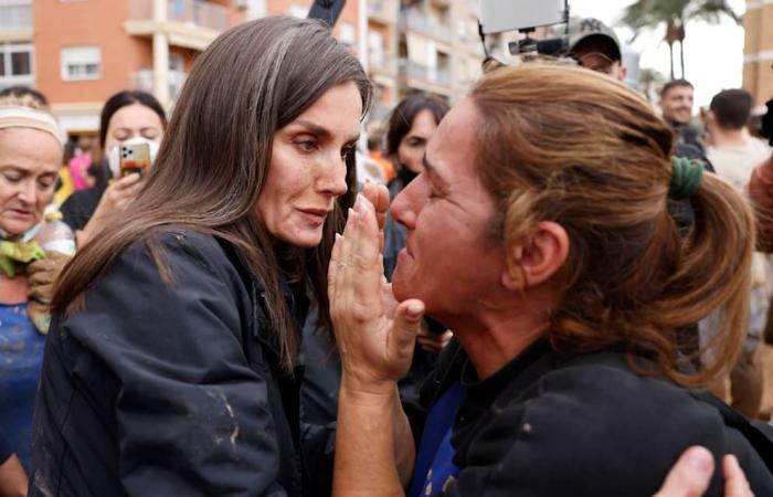 Tirada con barro, insultada por el pueblo: la mayor humillación de Letizia | Noticias