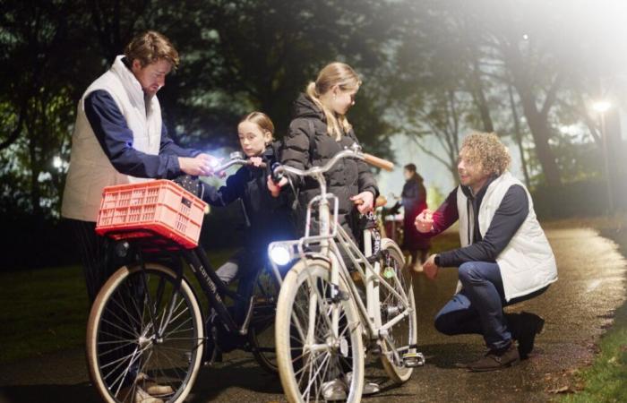 Luces de bicicleta gratuitas para escuelas secundarias para aumentar la seguridad vial