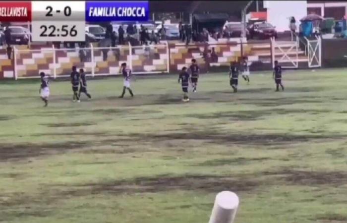 Alcanzado por un rayo, futbolista peruano muere en pleno partido, portero gravemente quemado