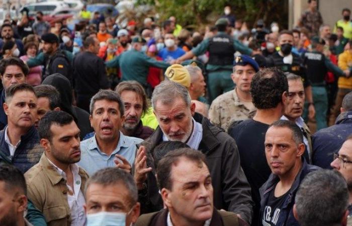 El rey español Felipe responde a las multitudes enojadas que se vuelven contra él: “Entiendo la frustración”