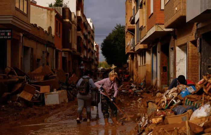 Inundaciones en España | La búsqueda continúa, fuertes lluvias azotan Barcelona