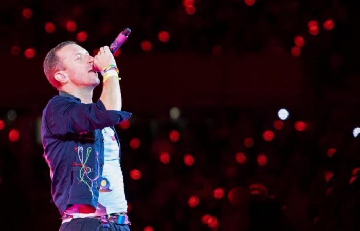 El cantante de Coldplay Chris Martin cae por una trampilla durante un concierto