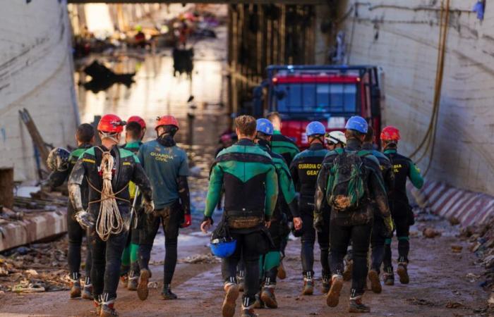 Los servicios de emergencia continúan buscando posibles nuevas víctimas.