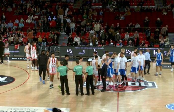 Fuera del partido, Spirou lógicamente se inclina ante los Okapis de Aalst