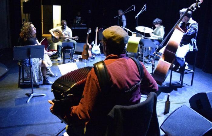 Un joven guitarrista de manos de oro comparte escenario con su antiguo profesor en un concierto homenaje a Bárbara