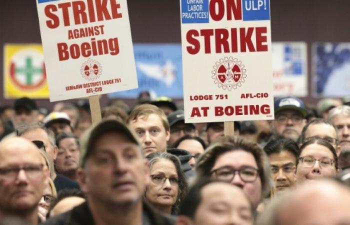 Tercera votación de los huelguistas de Boeing sobre un acuerdo social mejorado: Noticias