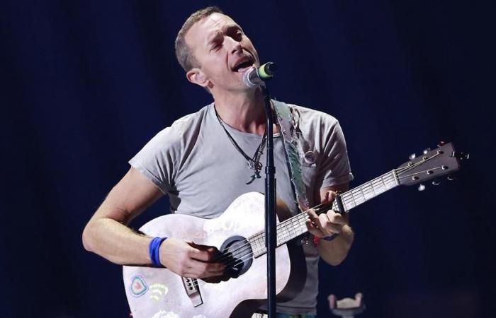 El cantante de la banda, Chris Martin, cae por una trampilla en el escenario durante un concierto en Australia