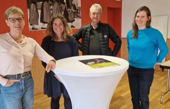 un espectáculo del Théâtre de Lorient representado en el salón del pueblo