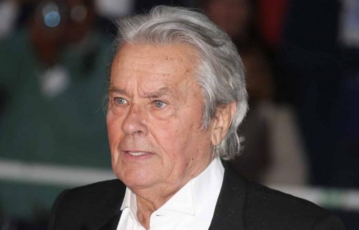 Funeral de Alain Delon: una estrella invitada revela qué tuvo que hacer con su teléfono frente al ataúd