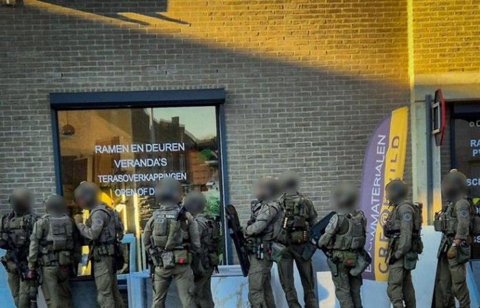 Situación de rehenes en Beringen: unidades especiales atacan y rescatan a un hombre (Beringen)