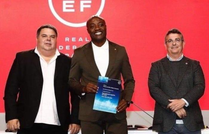 Achille Webo obtiene su diploma UEFA PRO