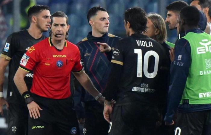 Cagliari contra el árbitro en el partido perdido contra la Lazio