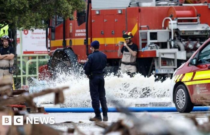 Rescatistas españoles buscan un aparcamiento subterráneo mientras nuevas inundaciones azotan Barcelona