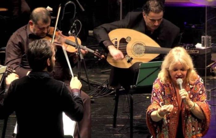 La diva Raymonde El Bidaouia embriaga al público en la clausura del Festival de Andalucía Atlánticos