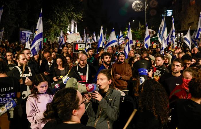 Cientos de vecinos se manifiestan en Tel Aviv contra la destitución del Ministro de Defensa