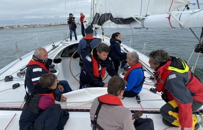 En el pueblo de Vendée Globe, un curso de vela de 5 estrellas a bordo del primer barco ganador de la regata