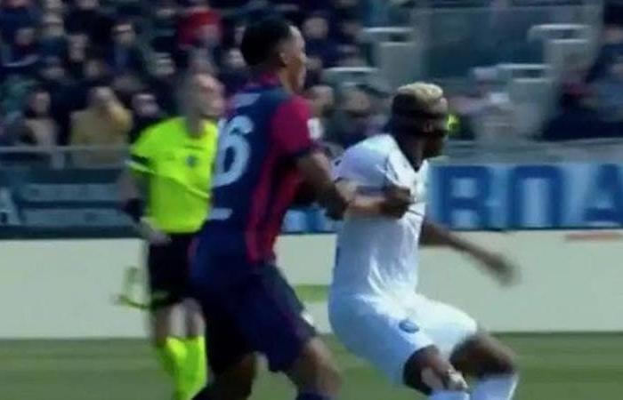 De rasguños a pellizcos, el duro juego del defensa del Cagliari Yerry Mina