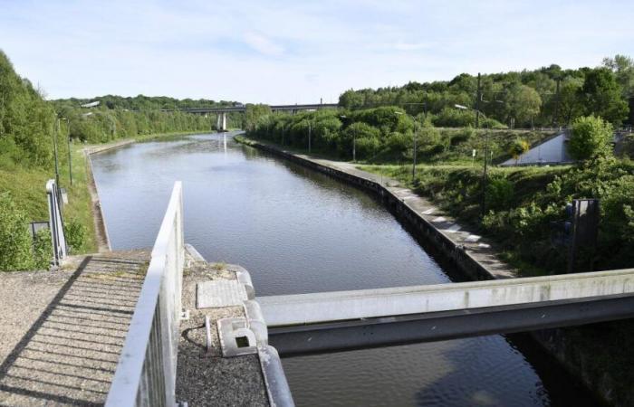 Una empresa renueva el puente equivocado en Charleroi: la ciudad toma una decisión importante