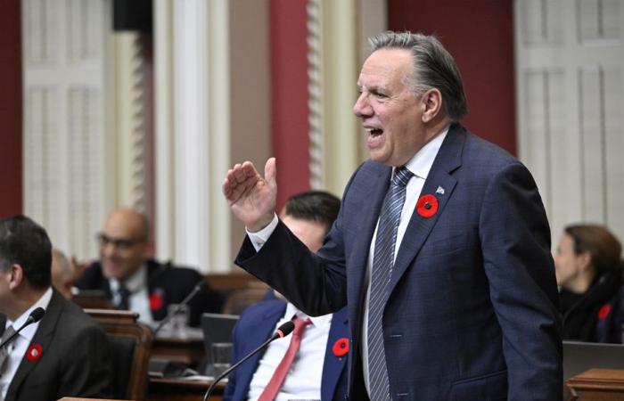 Privado en salud | Dubé se extravía, Legault blande la cláusula de exención