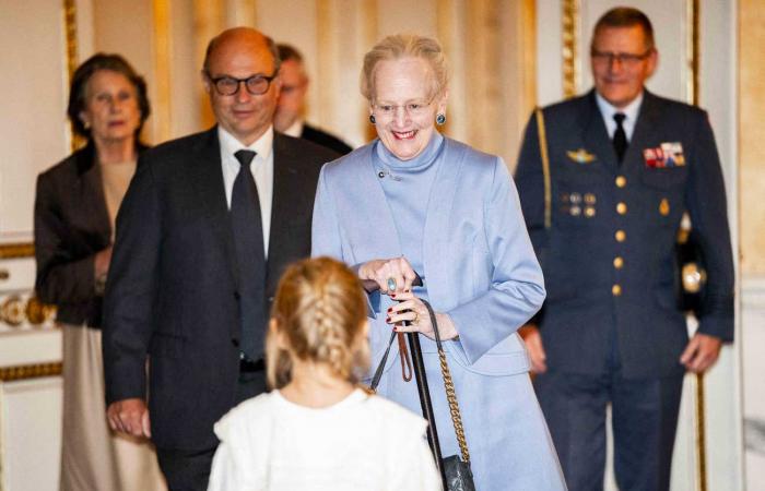 Primera aparición sonriente de la reina Margarita desde su caída