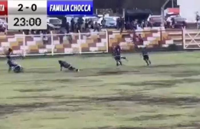 En Perú, un jugador de fútbol muere por un rayo en medio de un partido