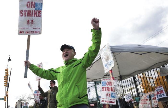 Los trabajadores de Boeing votan para aceptar el acuerdo y poner fin a la huelga