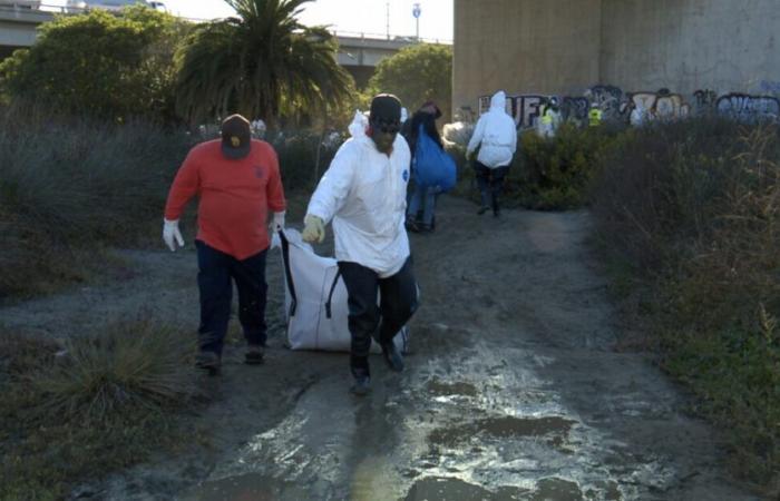 Equipos de la ciudad limpian el campamento de personas sin hogar