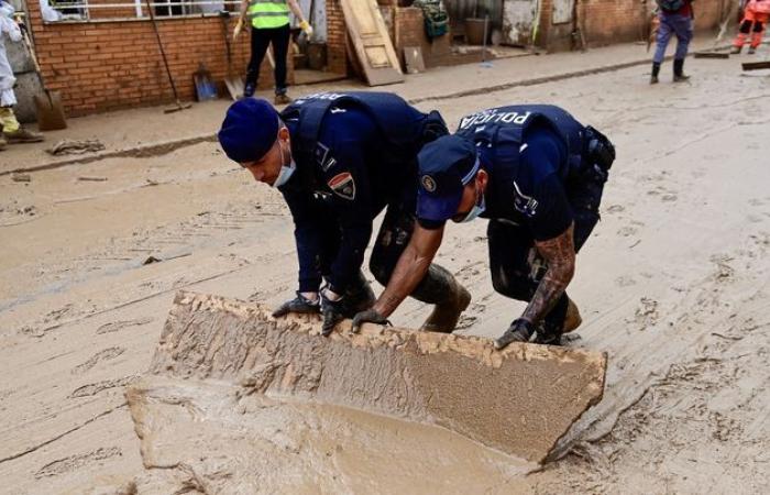 ¿Por qué el barro representa un riesgo adicional y complica las operaciones de limpieza?